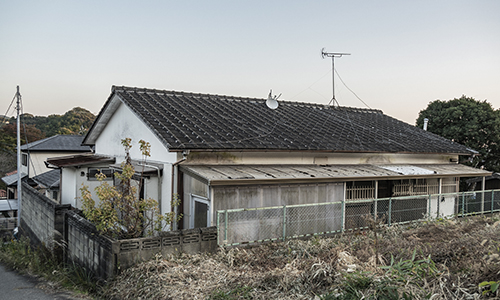 空き家や空き地をそのまま放置しておくとさまざまなリスクが起こります